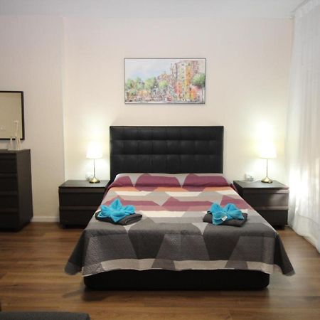 Urgel Habitaciones Barcelona Luaran gambar