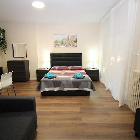 Urgel Habitaciones Barcelona Luaran gambar