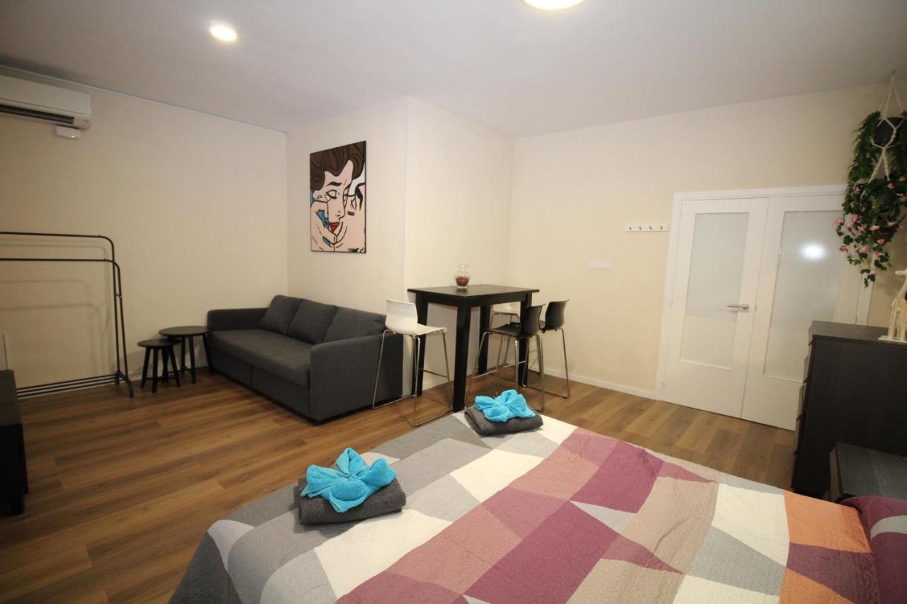 Urgel Habitaciones Barcelona Luaran gambar