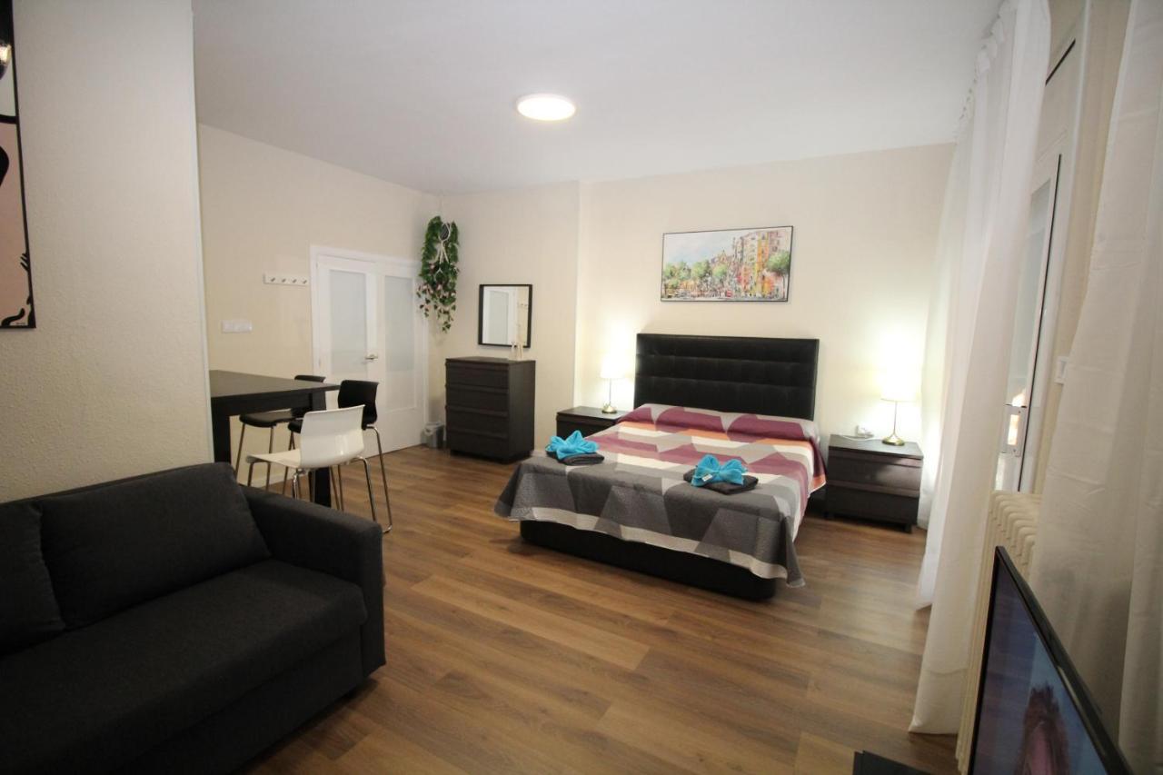 Urgel Habitaciones Barcelona Luaran gambar
