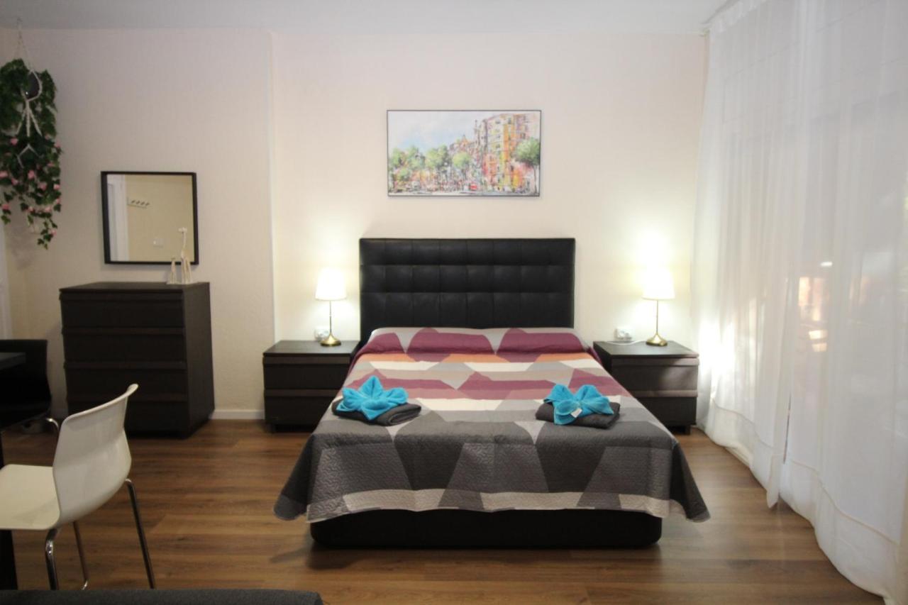 Urgel Habitaciones Barcelona Luaran gambar