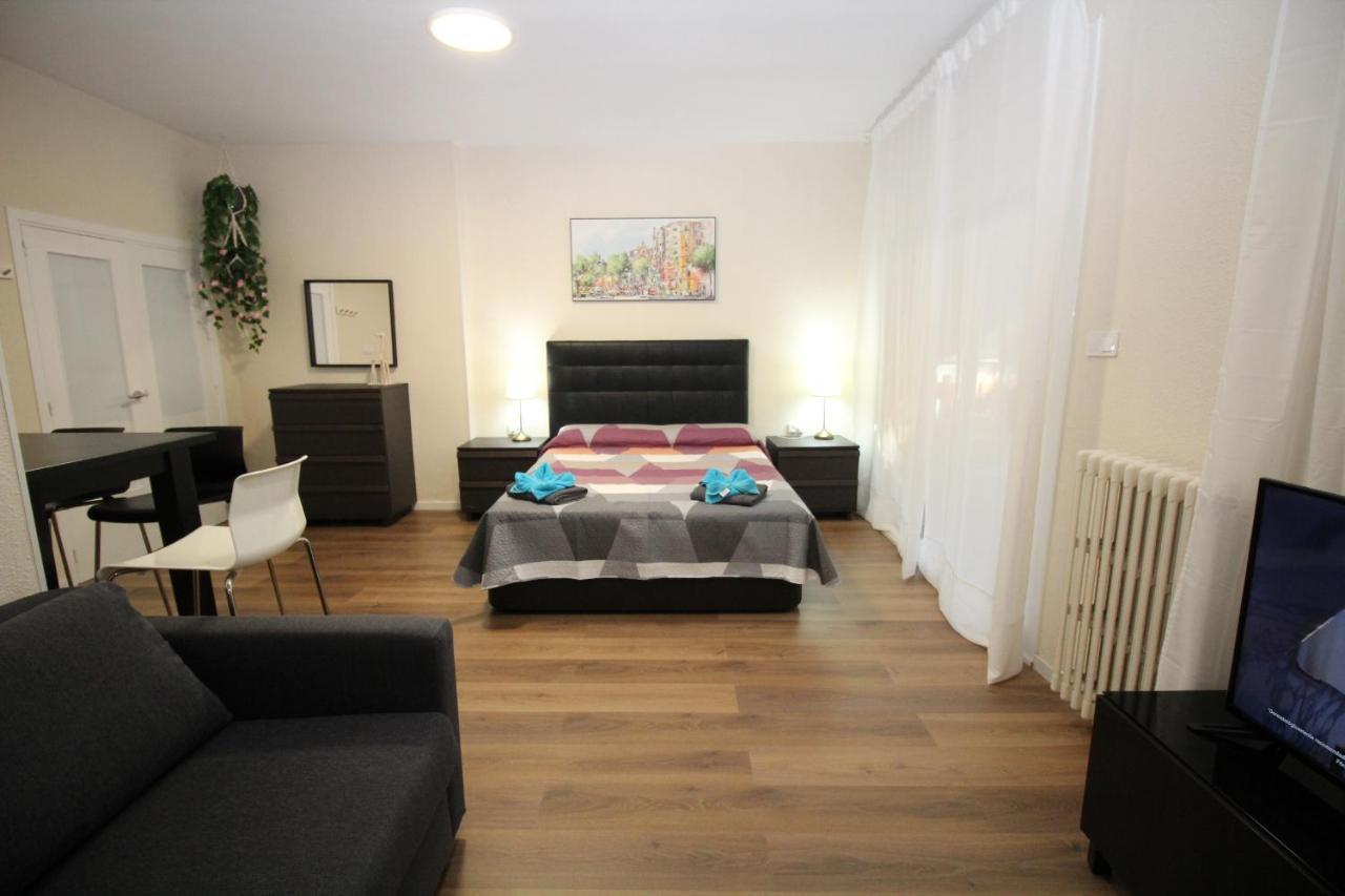 Urgel Habitaciones Barcelona Luaran gambar